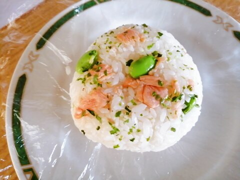 鮭と枝豆と青海苔のおにぎり